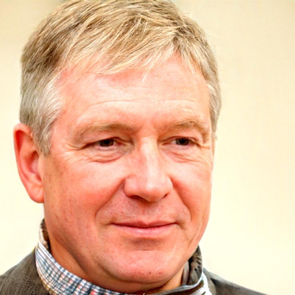 Experienced instructor explaining financial analysis concepts